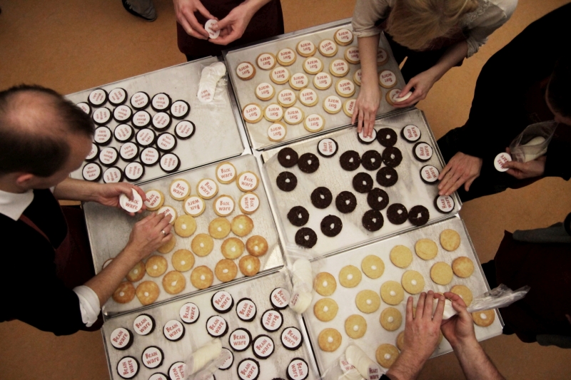 Mitarbeiter backen Weihnachtspräsente für Kunden